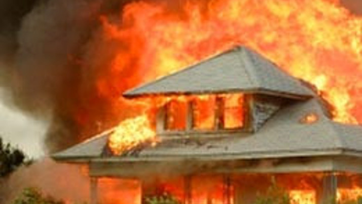 Eşi için alevlere daldı..